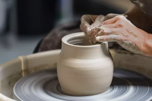 Création d'une poterie avec le tour de potier