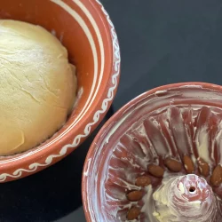 Kouglof en préparation dans une cuisine alsacienne