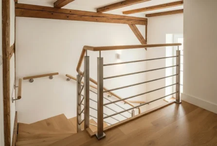 Escalier intérieur moderne avec garde-corps inox à barres horizontales sur mesure dans une maison alsacienne